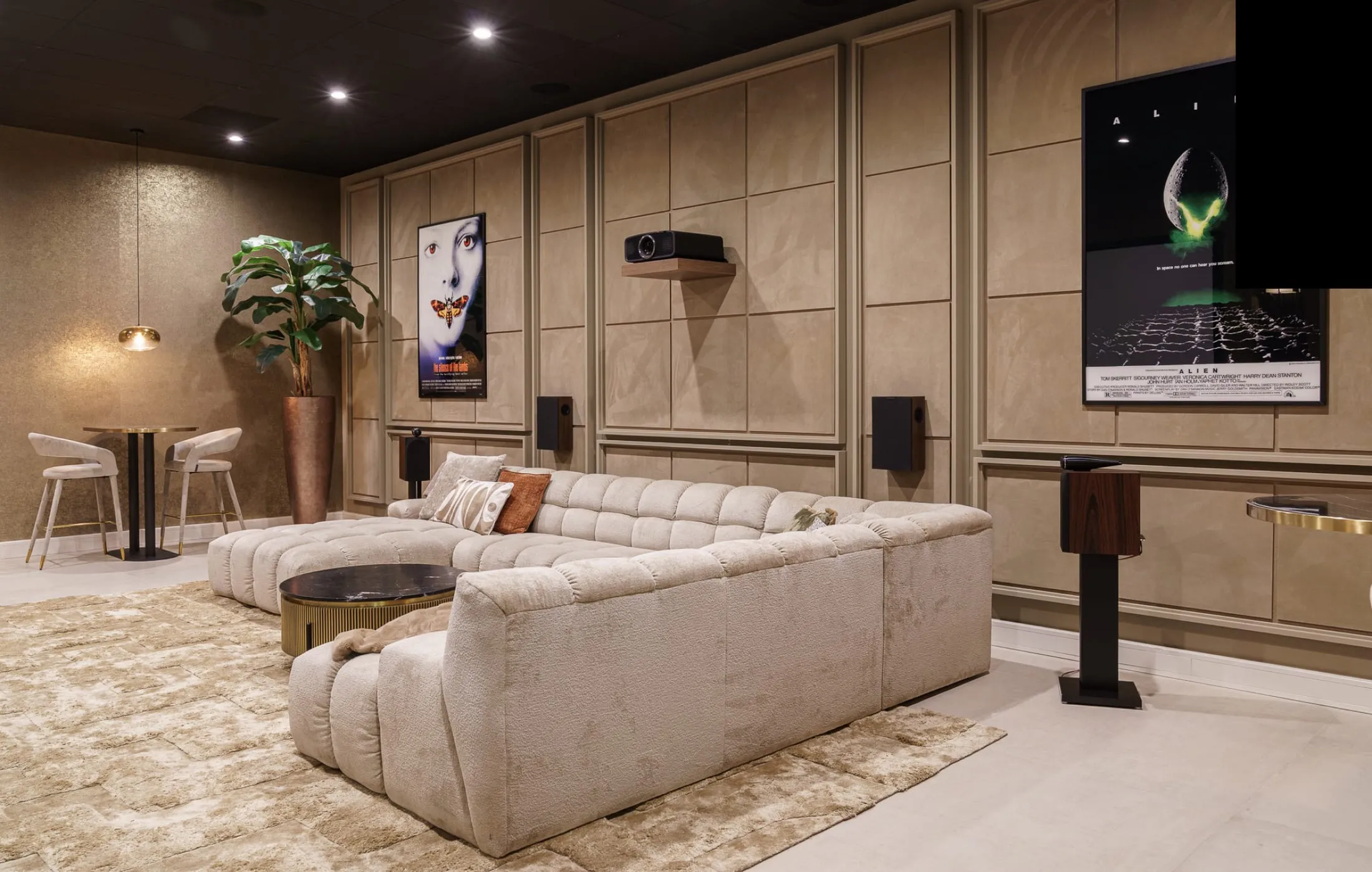 Souterrain van Bar Boge met loungebank, bar en filmposters