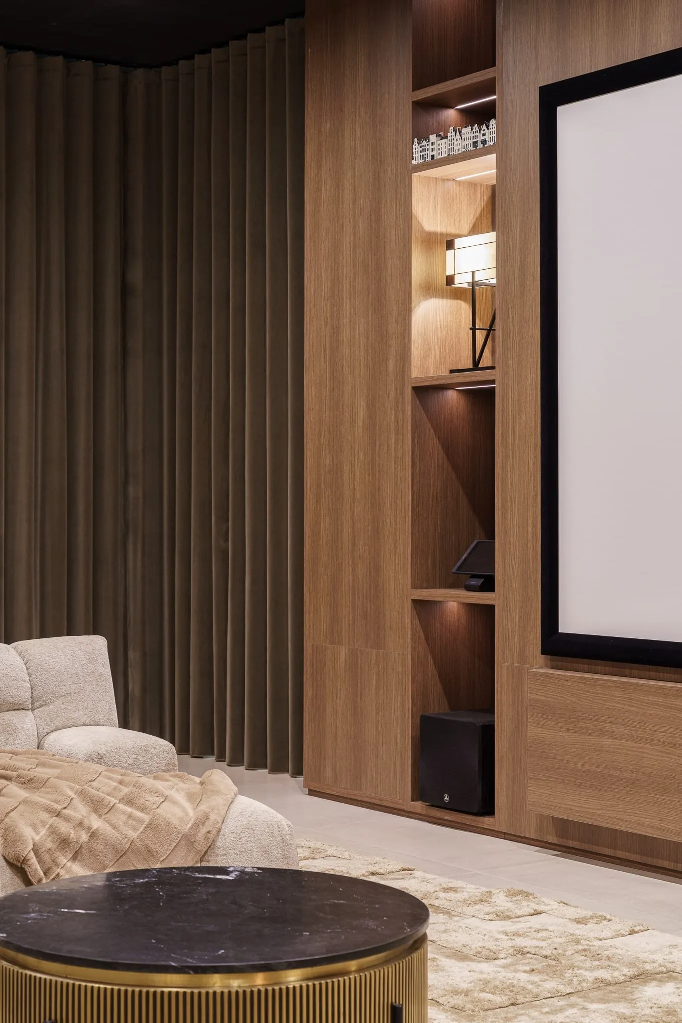 Houten lamellenwand met ingebouwde kast en verlichte nissen