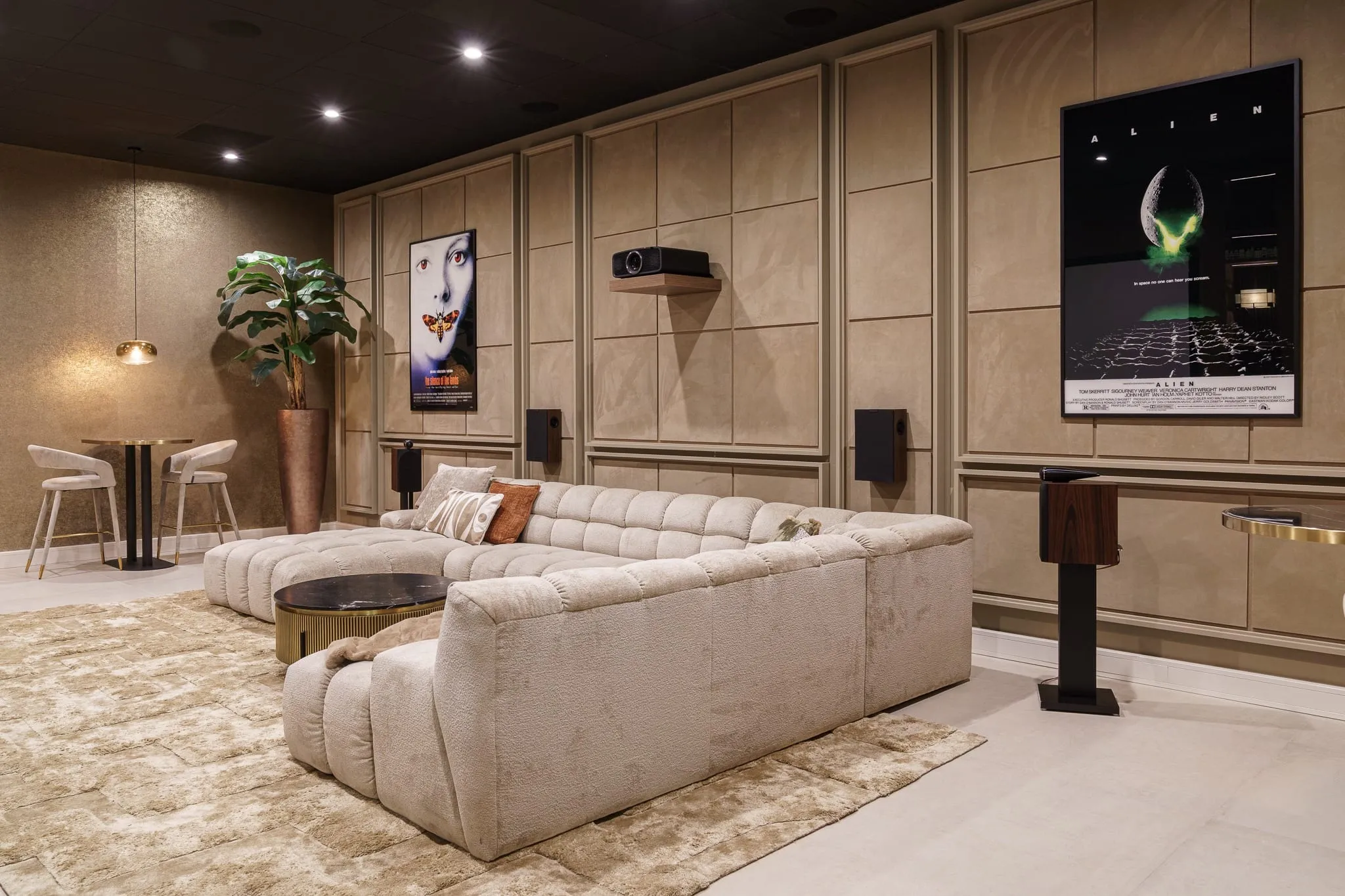 Huisbioscoop met gestoffeerde wandpanelen en loungebank